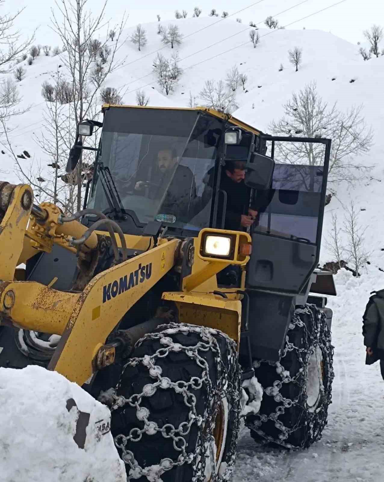 Kaymakam Pelvan, yol açma çalışmalarını inceledi
