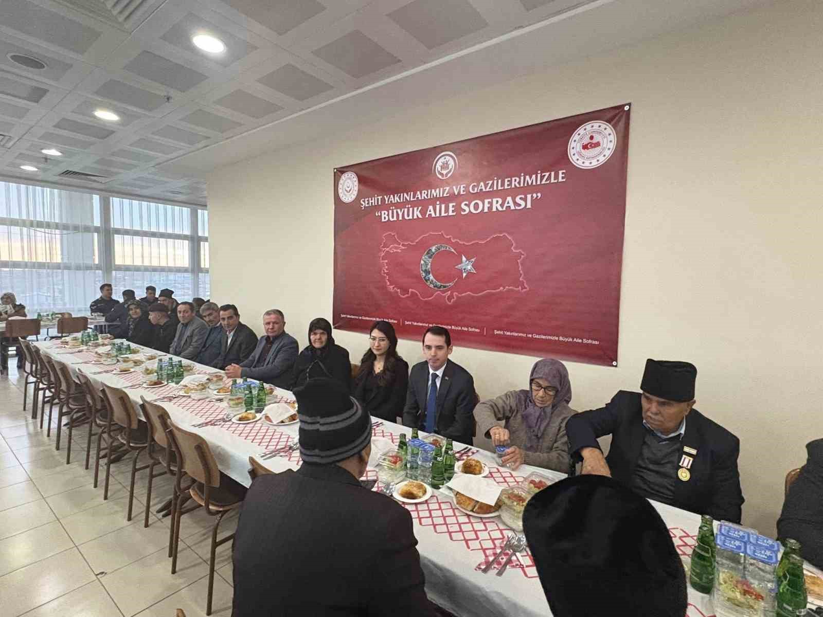 Kaymakam Sakarya, şehit ve gazi aileleriyle iftarda buluştu
Kaymakam Sakarya, şehit ve gazi aileleriyle iftarda buluştu