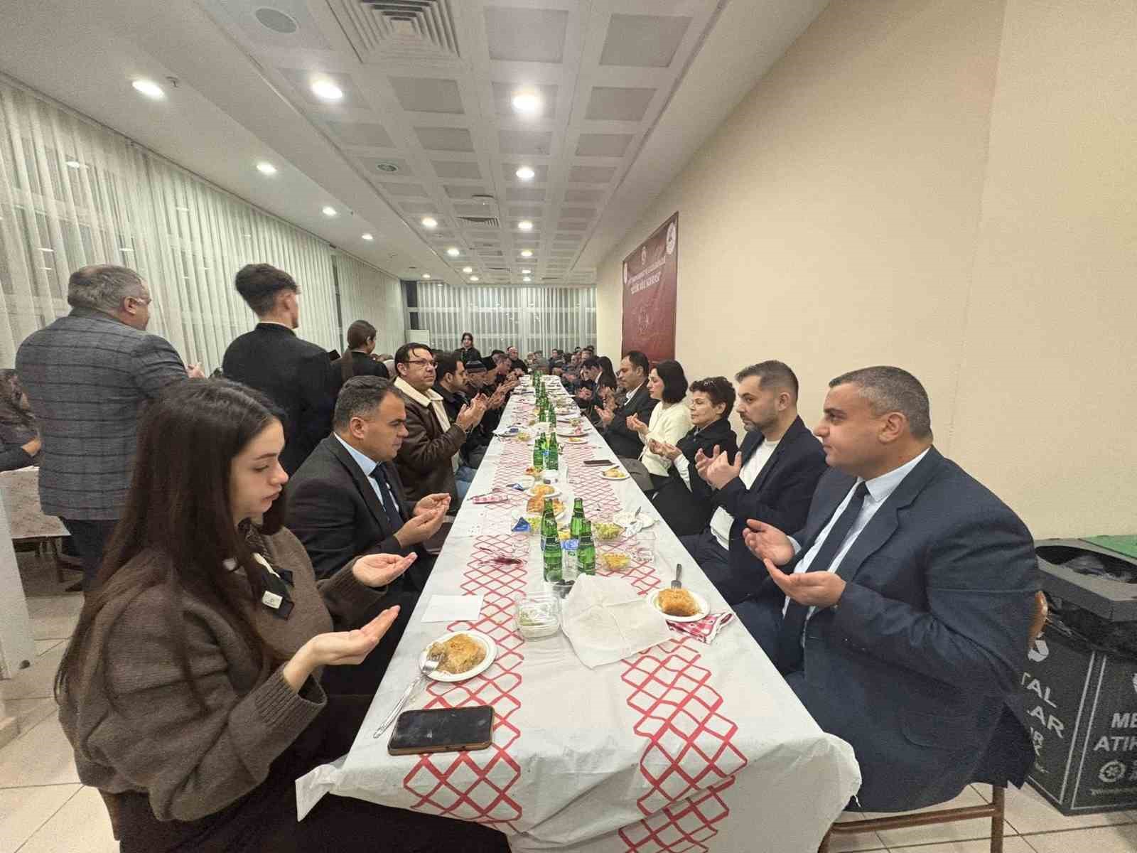 Kaymakam Sakarya, şehit ve gazi aileleriyle iftarda buluştu
Kaymakam Sakarya, şehit ve gazi aileleriyle iftarda buluştu