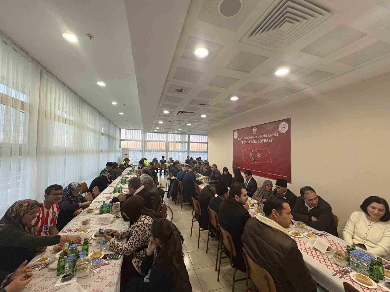 Kaymakam Sakarya, şehit ve gazi aileleriyle iftarda buluştu
Kaymakam Sakarya, şehit ve gazi aileleriyle iftarda buluştu