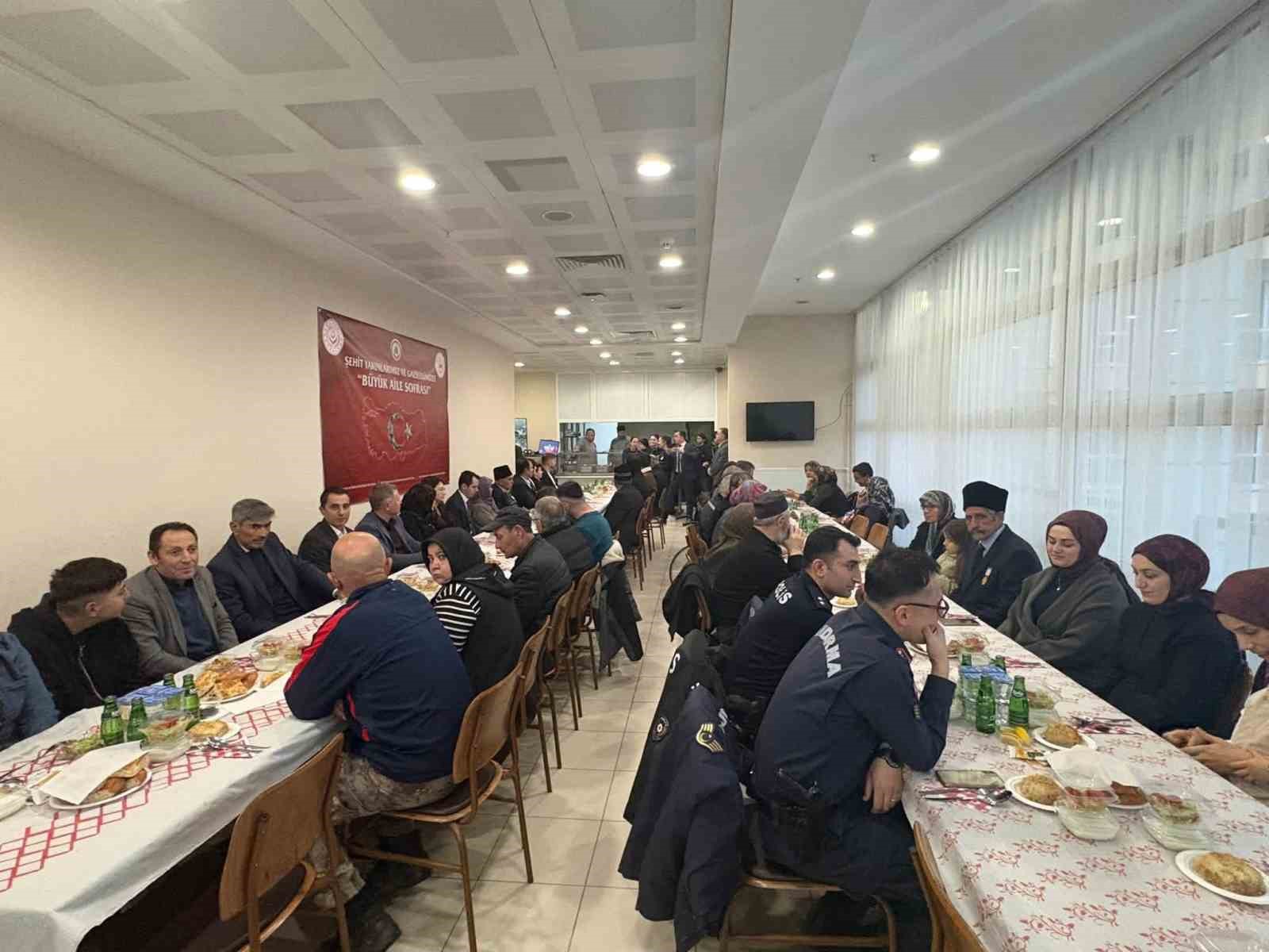 Kaymakam Sakarya, şehit ve gazi aileleriyle iftarda buluştu
Kaymakam Sakarya, şehit ve gazi aileleriyle iftarda buluştu