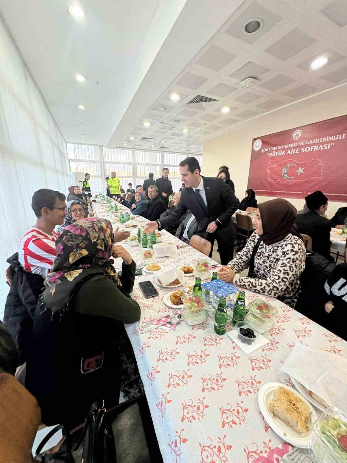 Kaymakam Sakarya, şehit ve gazi aileleriyle iftarda buluştu
Kaymakam Sakarya, şehit ve gazi aileleriyle iftarda buluştu