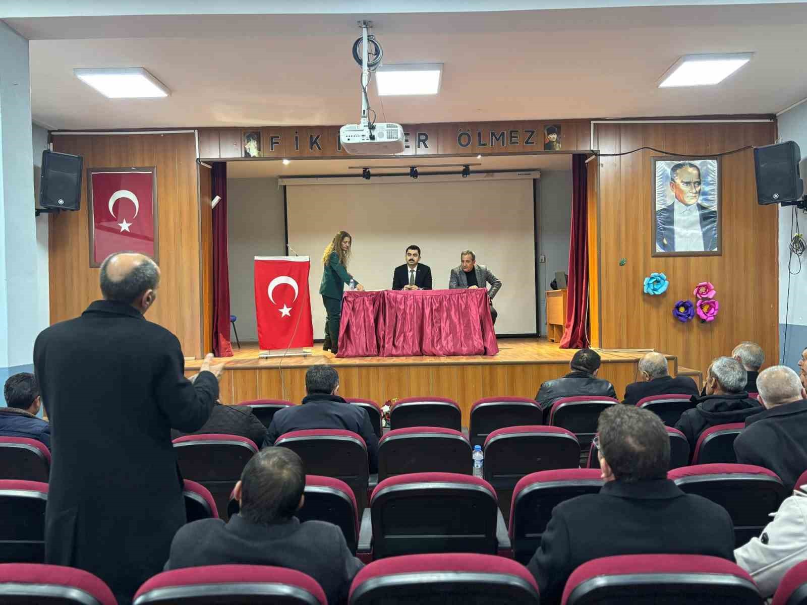 Kaymakam Tutal muhtarlarla mera mevzuatını değerlendirdi
