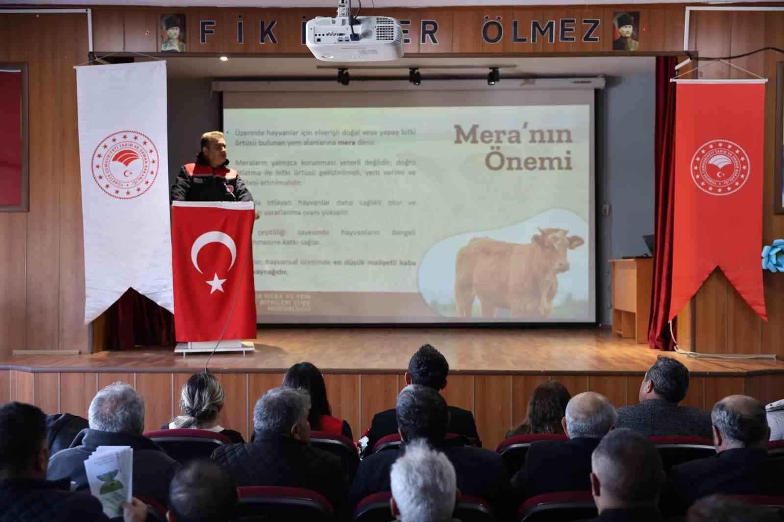 Kaymakam Tutal muhtarlarla mera mevzuatını değerlendirdi
