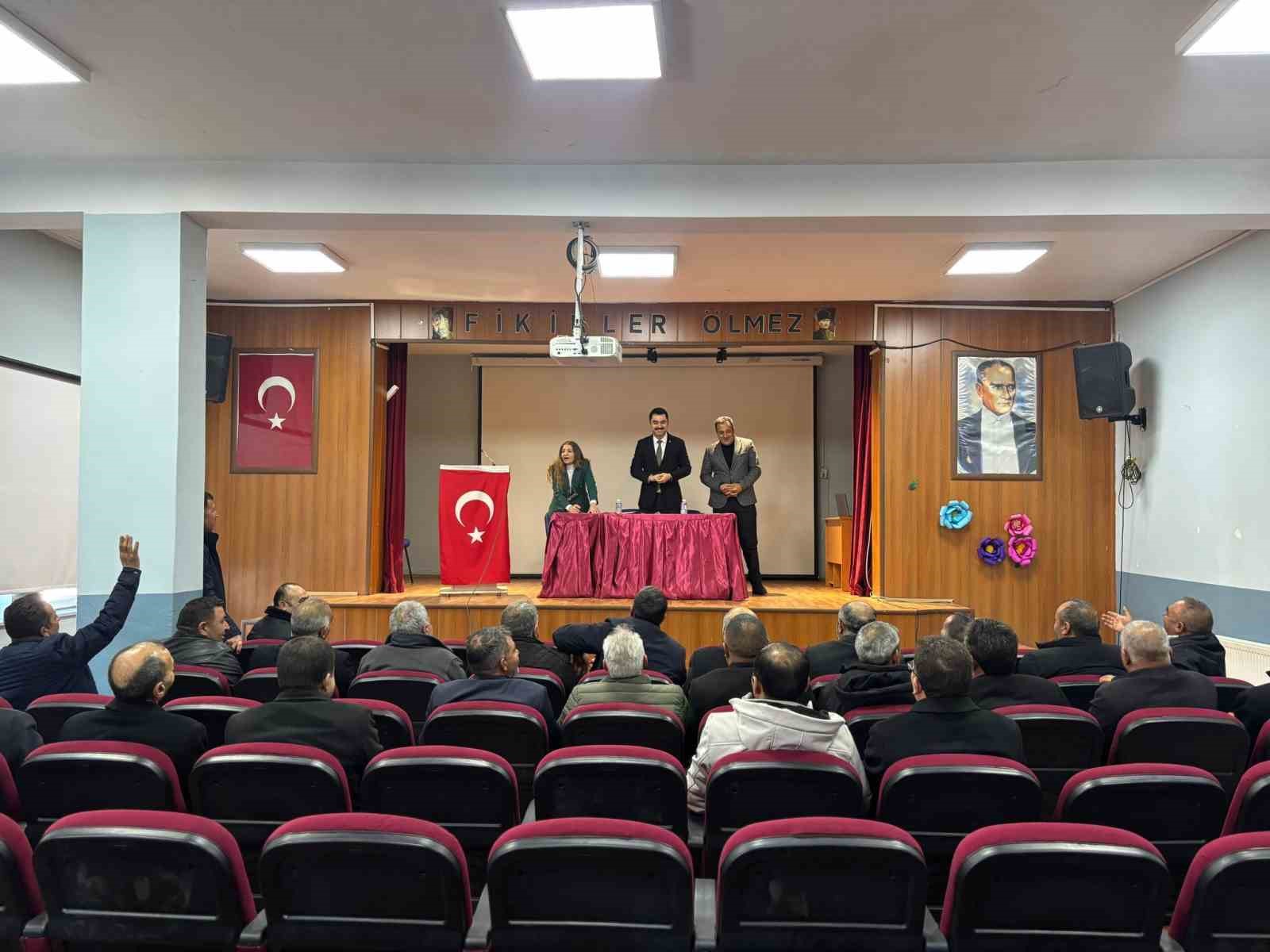 Kaymakam Tutal muhtarlarla mera mevzuatını değerlendirdi
