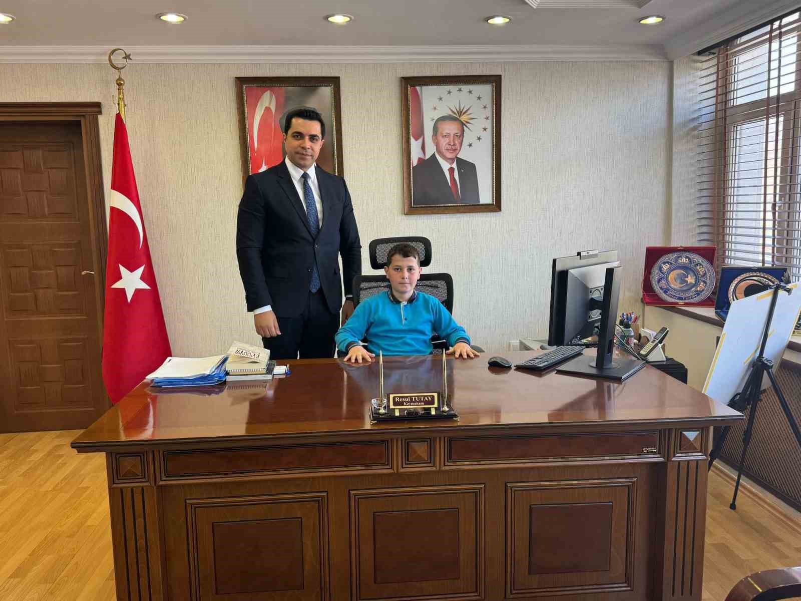 Kaymakam Tutay koltuğunu öğrencilere devretti
