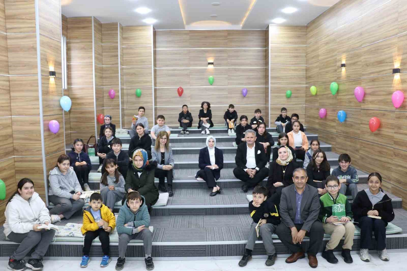 Kaymakam ve Başkan çocuklarla kitap okudu
