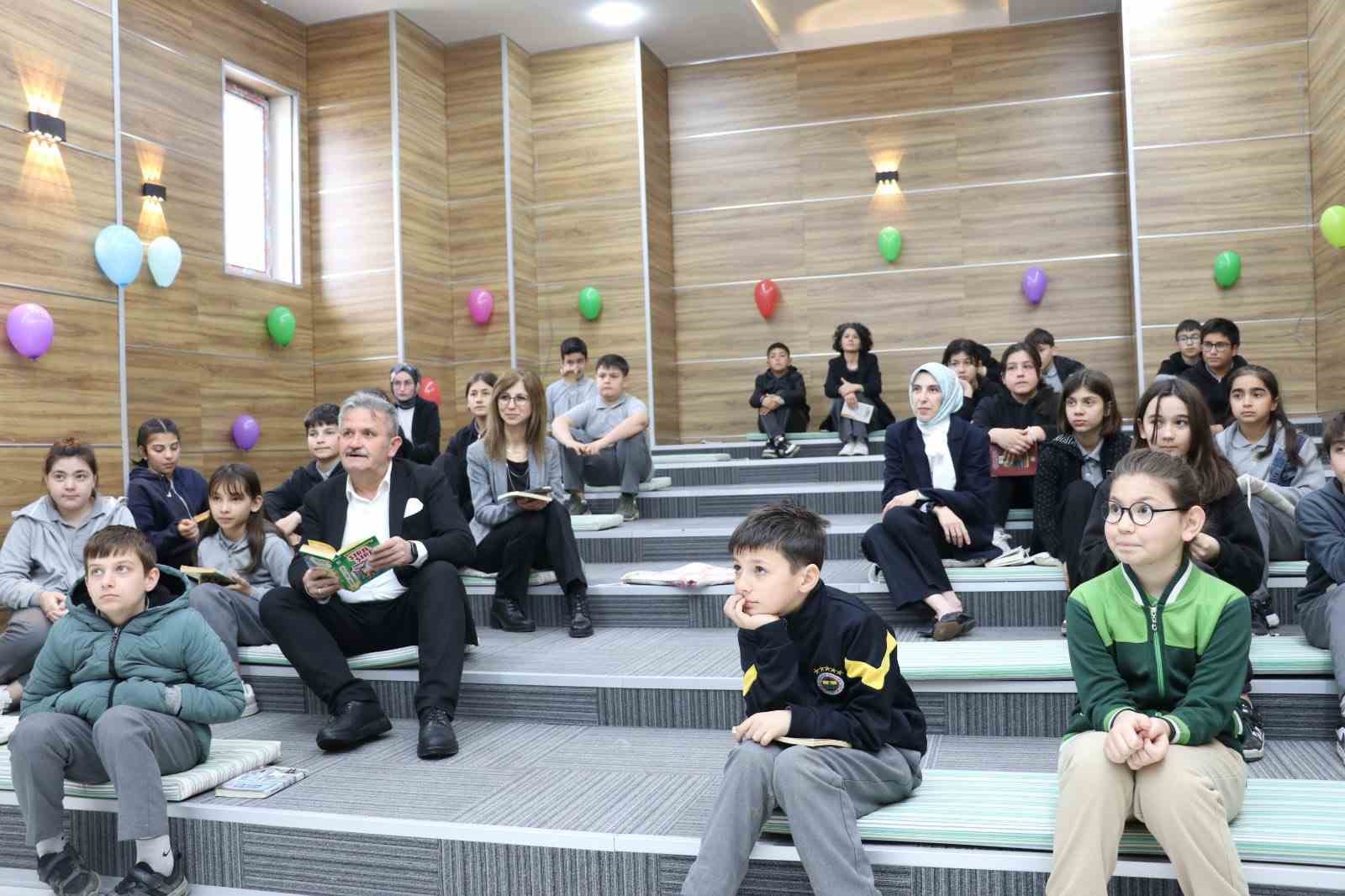 Kaymakam ve Başkan çocuklarla kitap okudu
