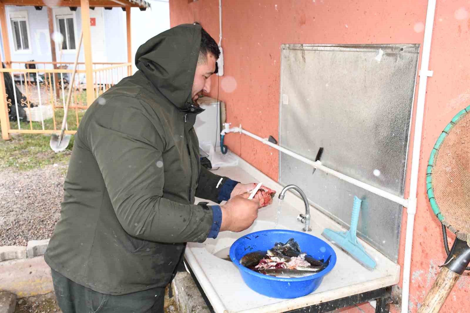 Kaynak suyunda yetişiyor, vatandaş taze taze alıp gidiyor
