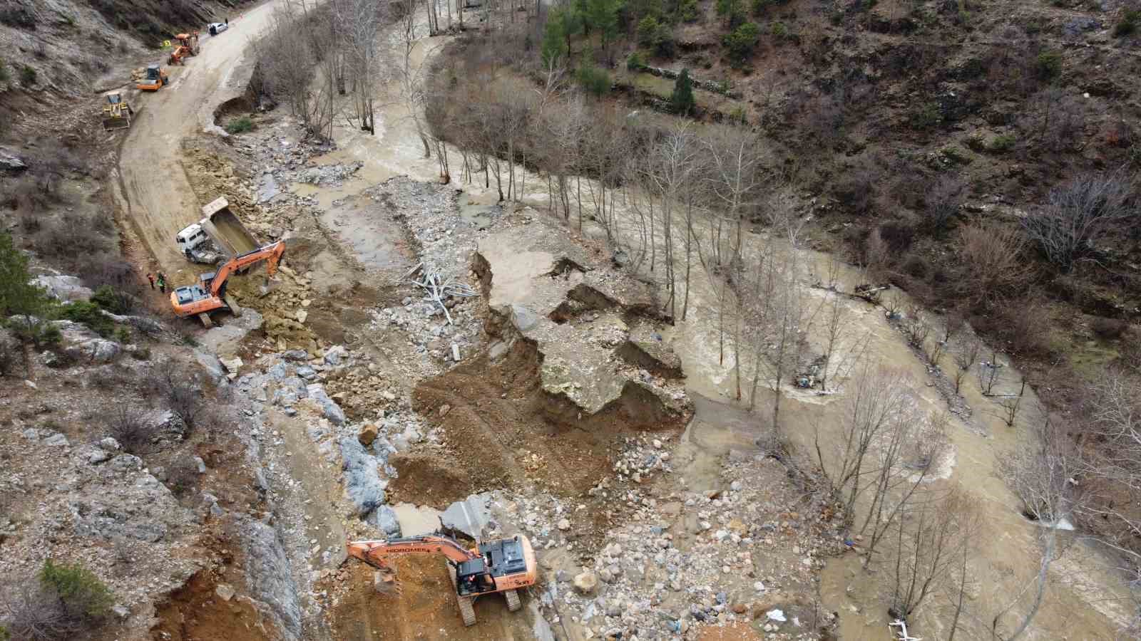 Kayseri-Adana karayolunda selin izleri siliniyor
Kayseri-Adana karayolunda selin izleri siliniyor