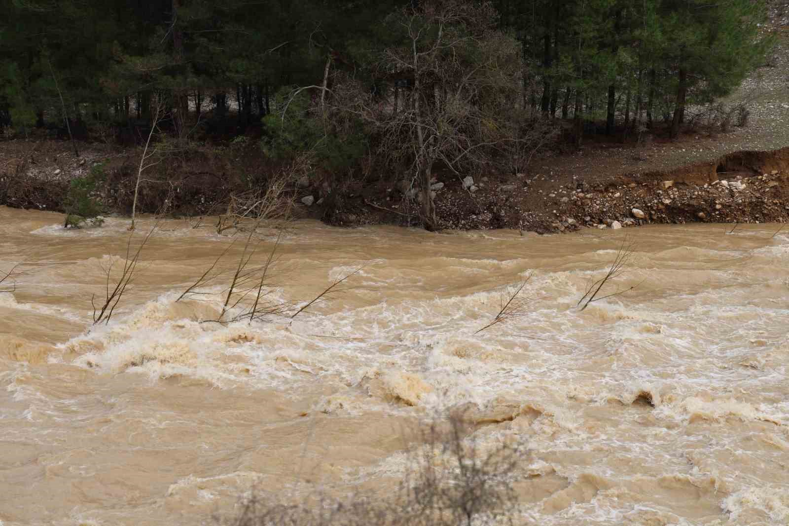 Kayseri-Adana karayolunda selin izleri siliniyor
Kayseri-Adana karayolunda selin izleri siliniyor