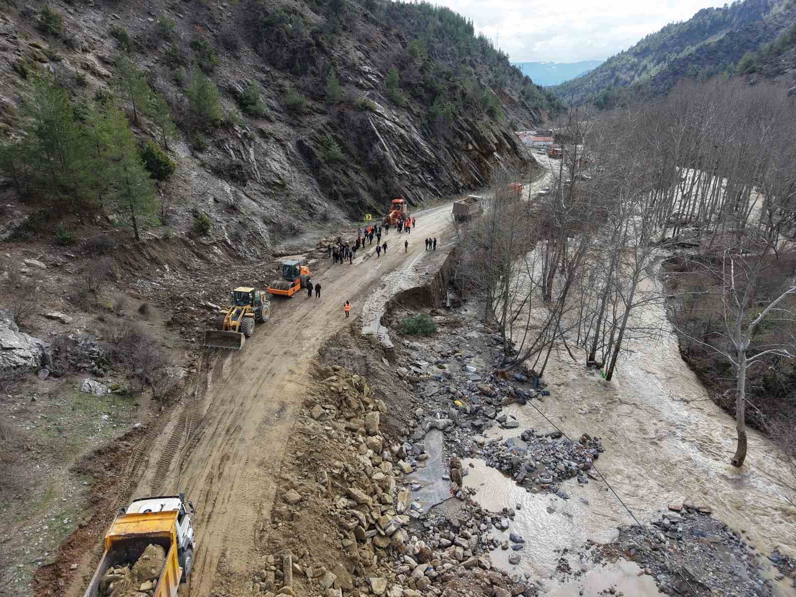 Kayseri-Adana karayolunda selin izleri siliniyor
Kayseri-Adana karayolunda selin izleri siliniyor