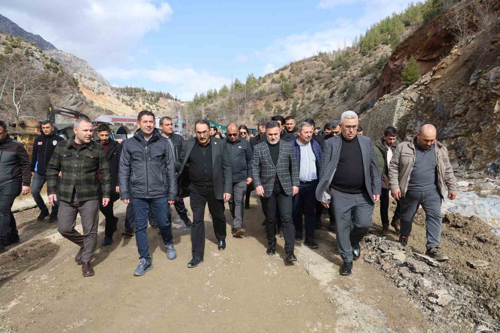 Kayseri-Adana karayolunda selin izleri siliniyor
Kayseri-Adana karayolunda selin izleri siliniyor