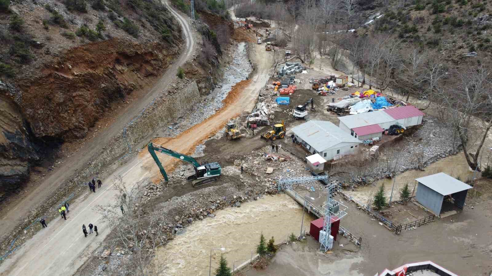 Kayseri-Adana karayolunda selin izleri siliniyor
Kayseri-Adana karayolunda selin izleri siliniyor