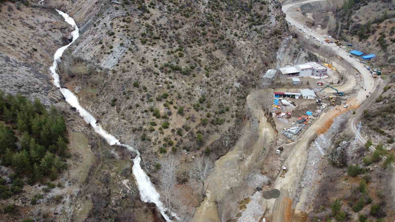 Kayseri-Adana karayolunda selin izleri siliniyor
Kayseri-Adana karayolunda selin izleri siliniyor