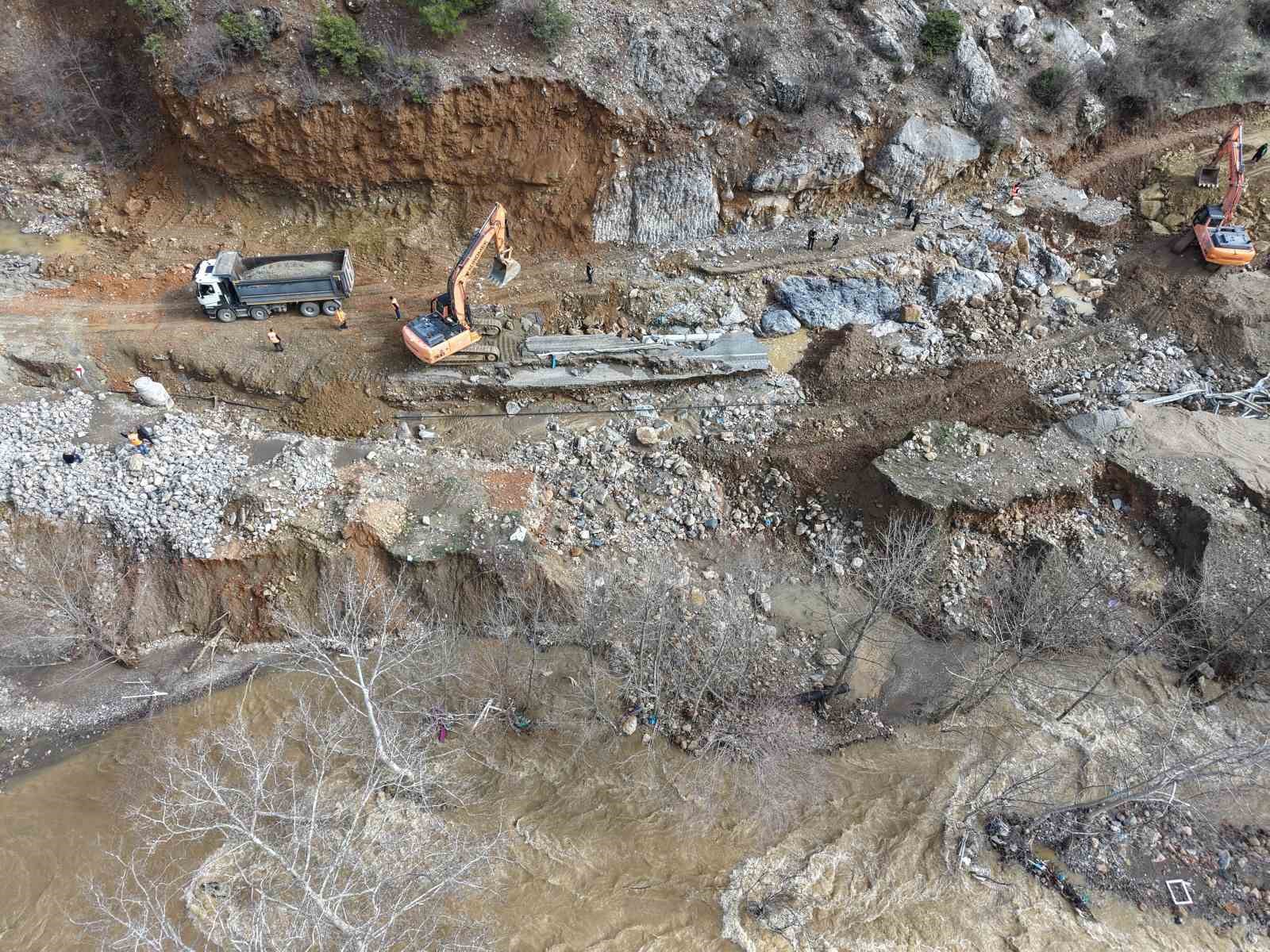 Kayseri-Adana karayolunda selin izleri siliniyor
Kayseri-Adana karayolunda selin izleri siliniyor