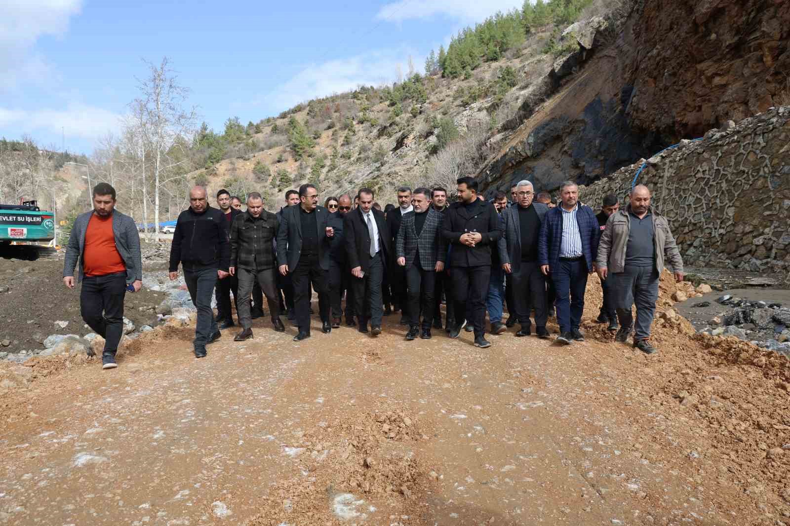 Kayseri-Adana karayolunda selin izleri siliniyor
Kayseri-Adana karayolunda selin izleri siliniyor