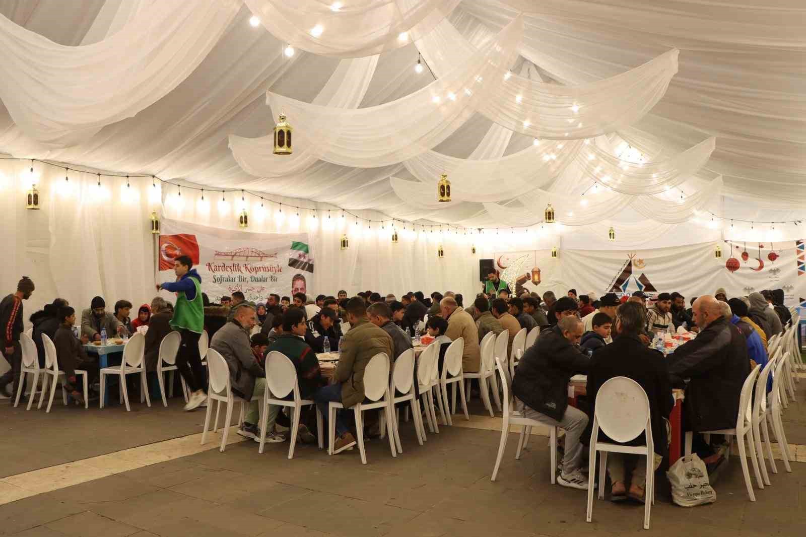 Kayseri büyükşehir, Suriye’de iftar sofrası kurdu
