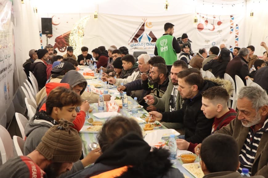Kayseri büyükşehir, Suriye’de iftar sofrası kurdu
