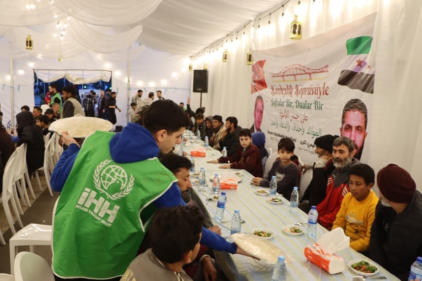 Kayseri büyükşehir, Suriye’de iftar sofrası kurdu
