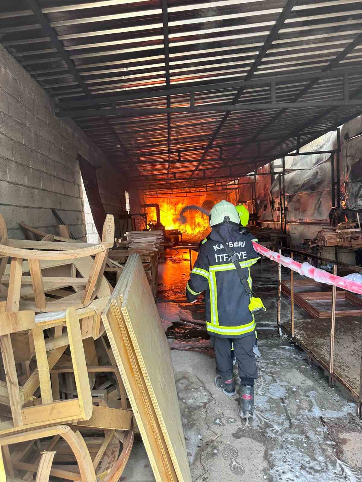 Kayseri İtfaiyesi 2025 yılında 11 bin olaya müdahale etti
Kayseri İtfaiyesi 2025 yılında 11 bin olaya müdahale etti
