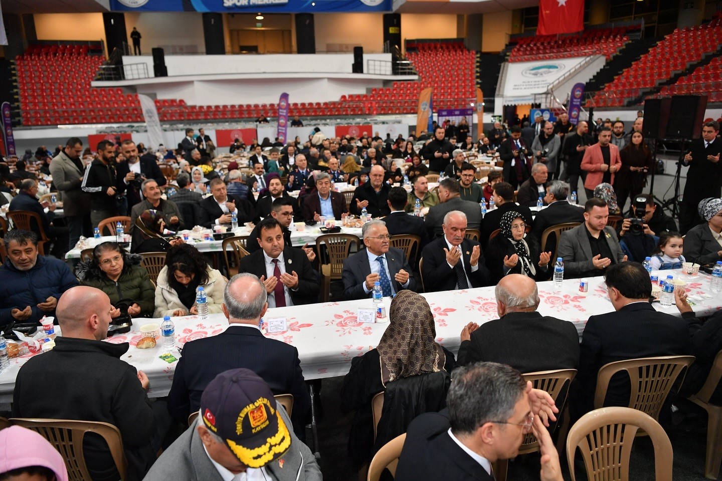 Kayseri protokolü, ilk iftarı şehit aileleriyle açtı
