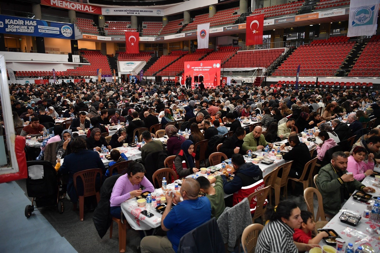 Kayseri protokolü, ilk iftarı şehit aileleriyle açtı
