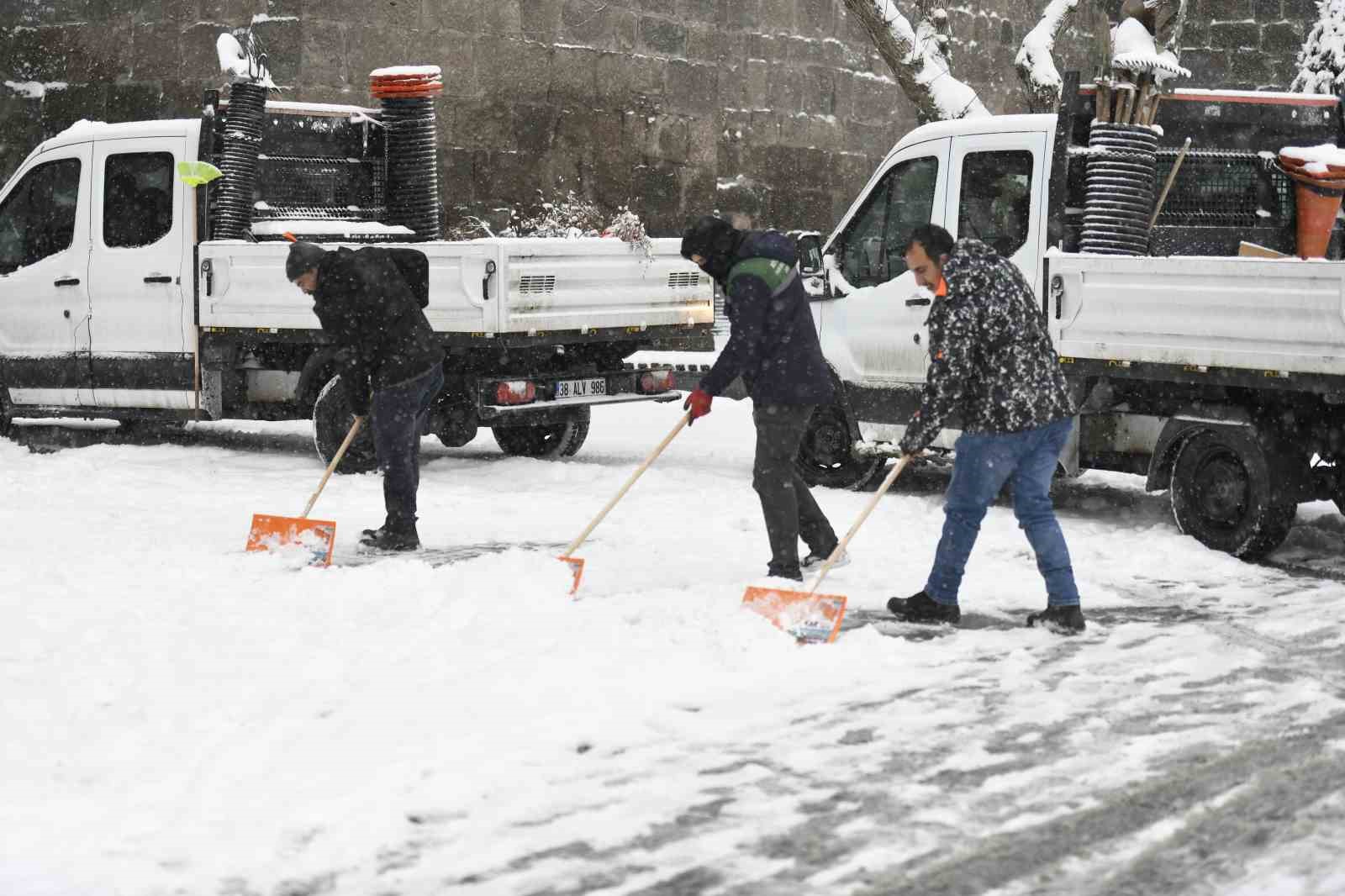 Kayseri’de 137 mahalle yolu kapalı
