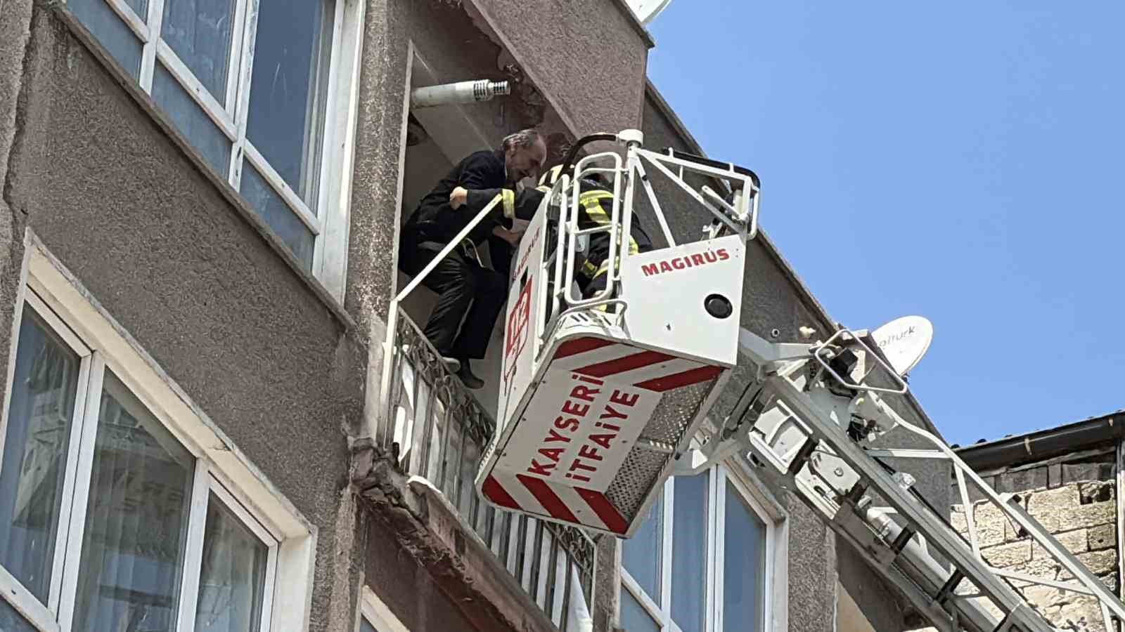 Kayseri’de 5 katlı binada yangın çıktı: 1’i bebek 5 kişi kurtarıldı
