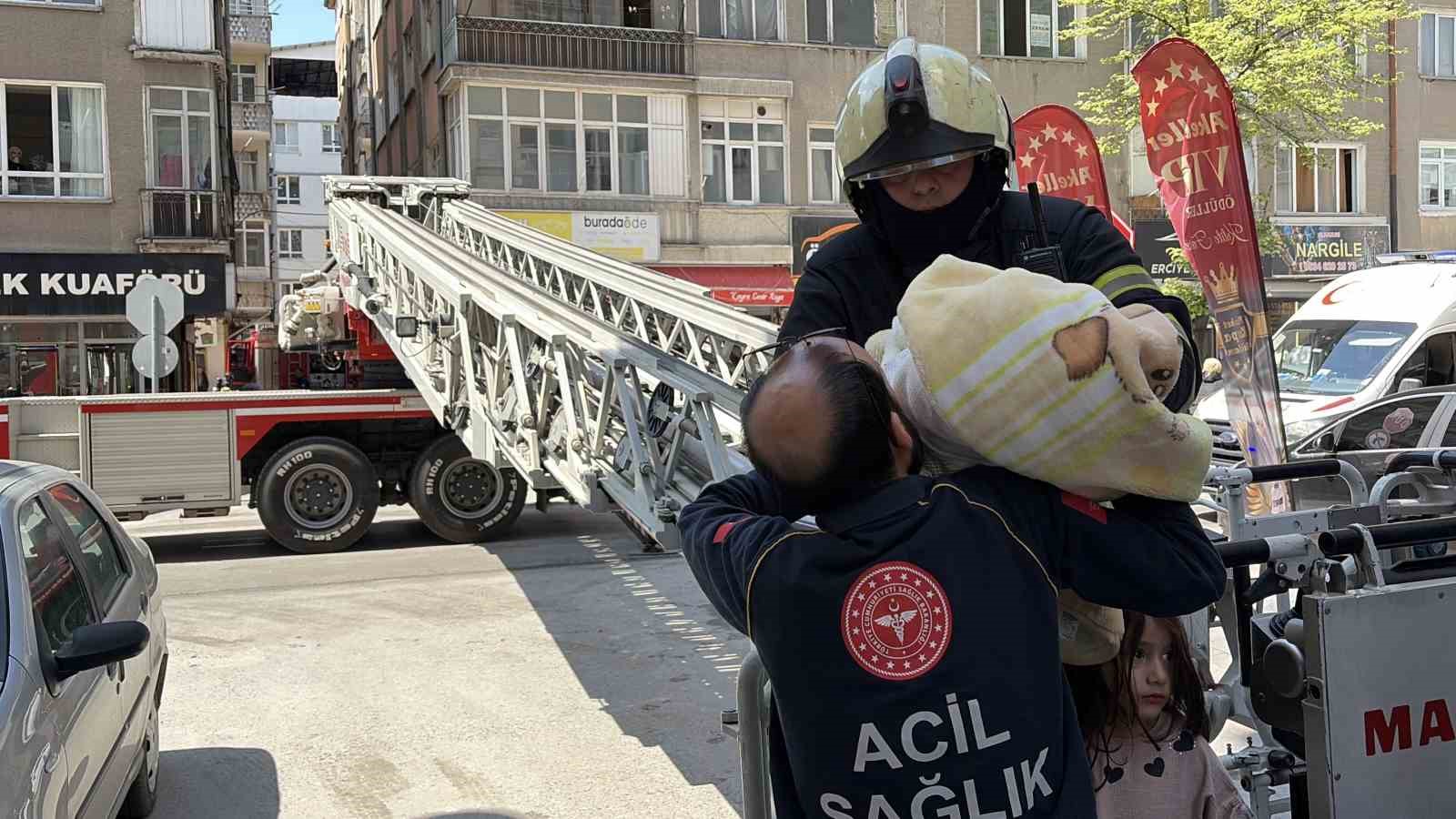 Kayseri’de 5 katlı binada yangın çıktı: 1’i bebek 5 kişi kurtarıldı
