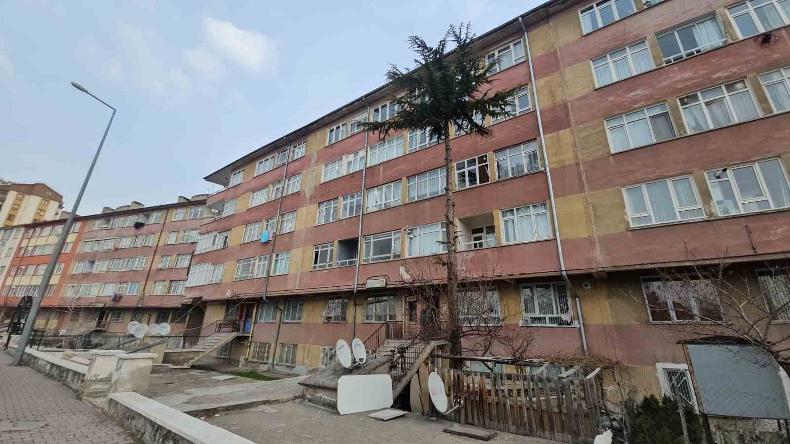 Kayseri’de 5. kattan atlayan bir kişi hayatını kaybetti: O anlar kamerada
