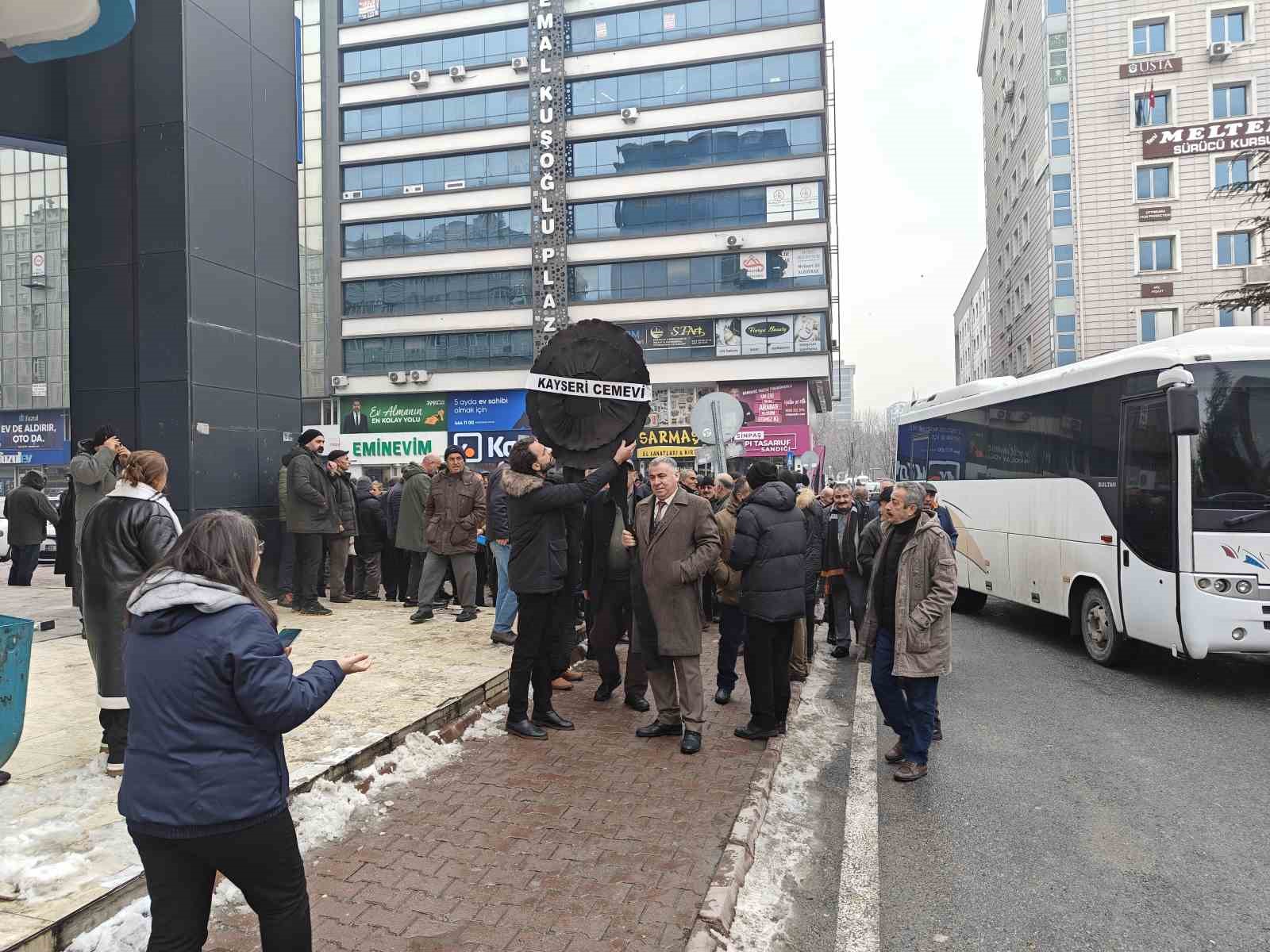 Kayseri’de Alevi örgütlerden CHP İl Başkanlığı’na ‘siyah çelenkli’ tepki
