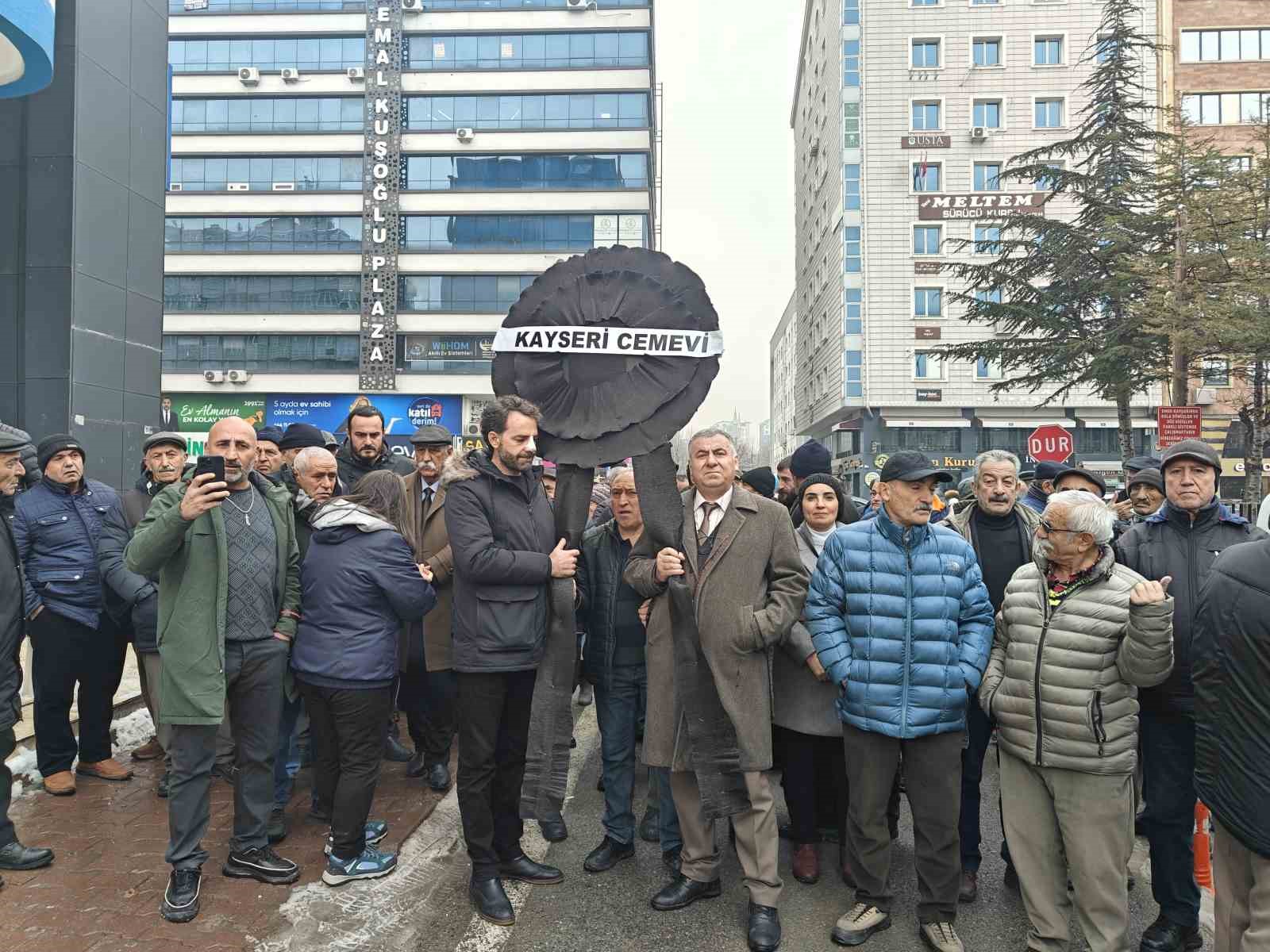 Kayseri’de Alevi örgütlerden CHP İl Başkanlığı’na ‘siyah çelenkli’ tepki

