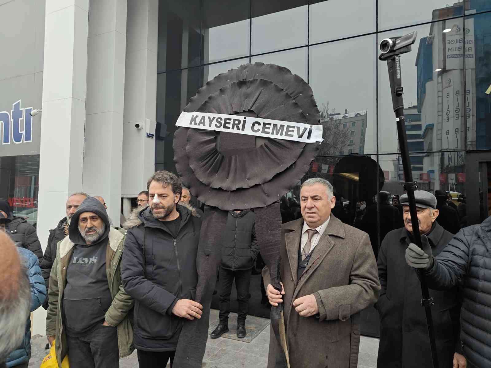 Kayseri’de Alevi örgütlerden CHP İl Başkanlığı’na ‘siyah çelenkli’ tepki

