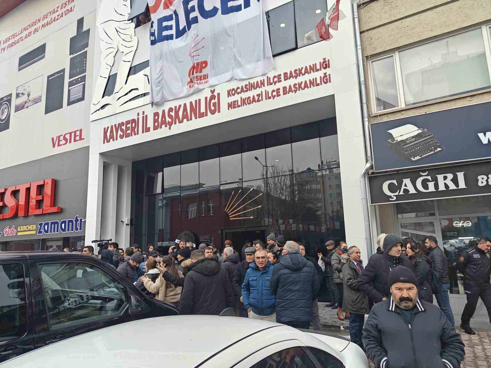 Kayseri’de Alevi örgütlerden CHP İl Başkanlığı’na ‘siyah çelenkli’ tepki
