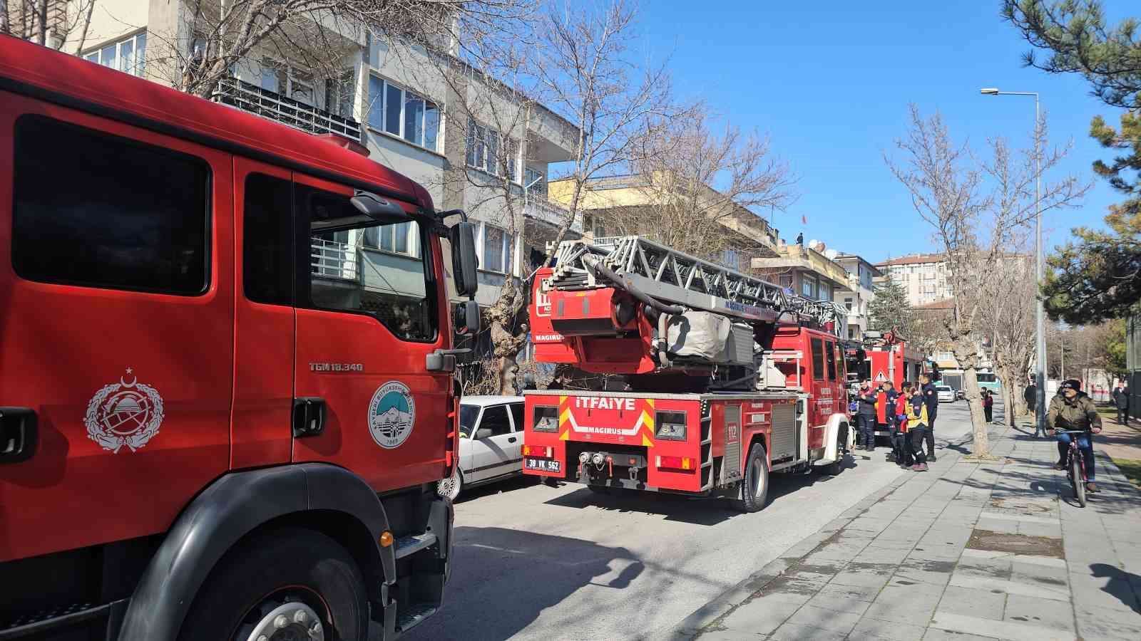 Kayseri’de apartman yangını ekiplerce söndürüldü

