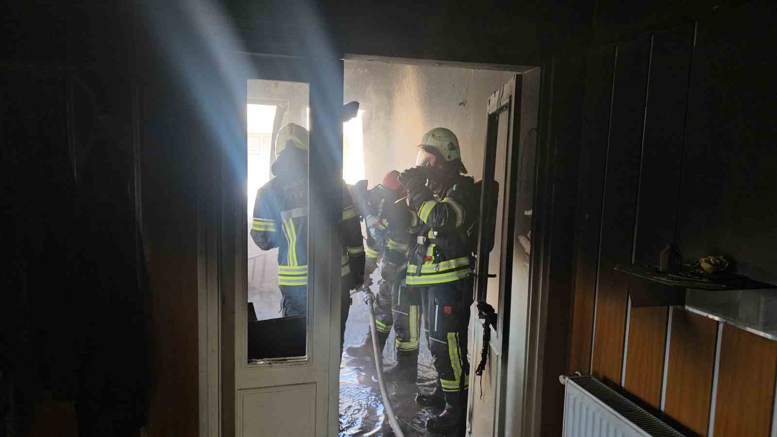 Kayseri’de apartman yangını ekiplerce söndürüldü
