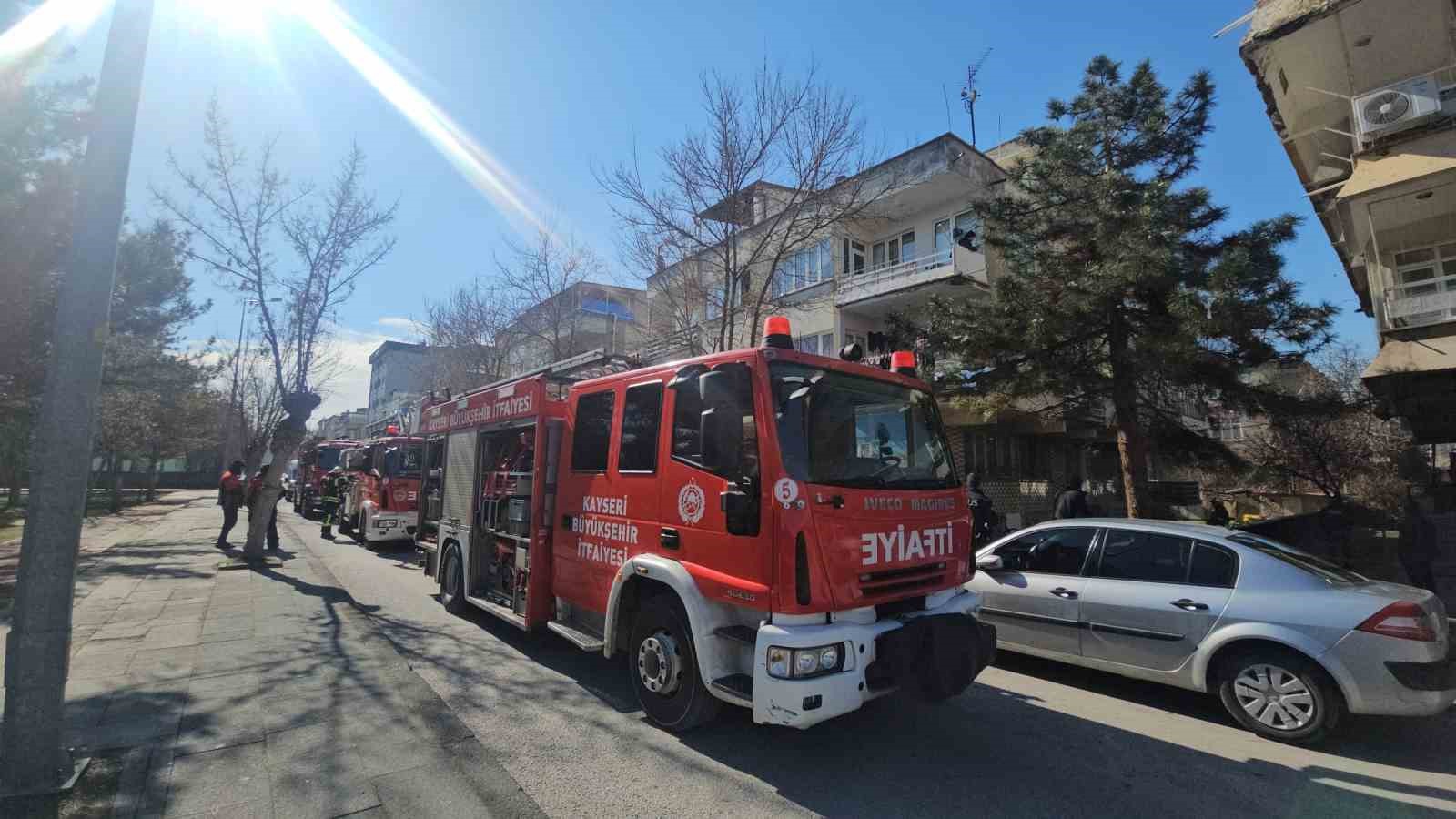 Kayseri’de apartman yangını ekiplerce söndürüldü
