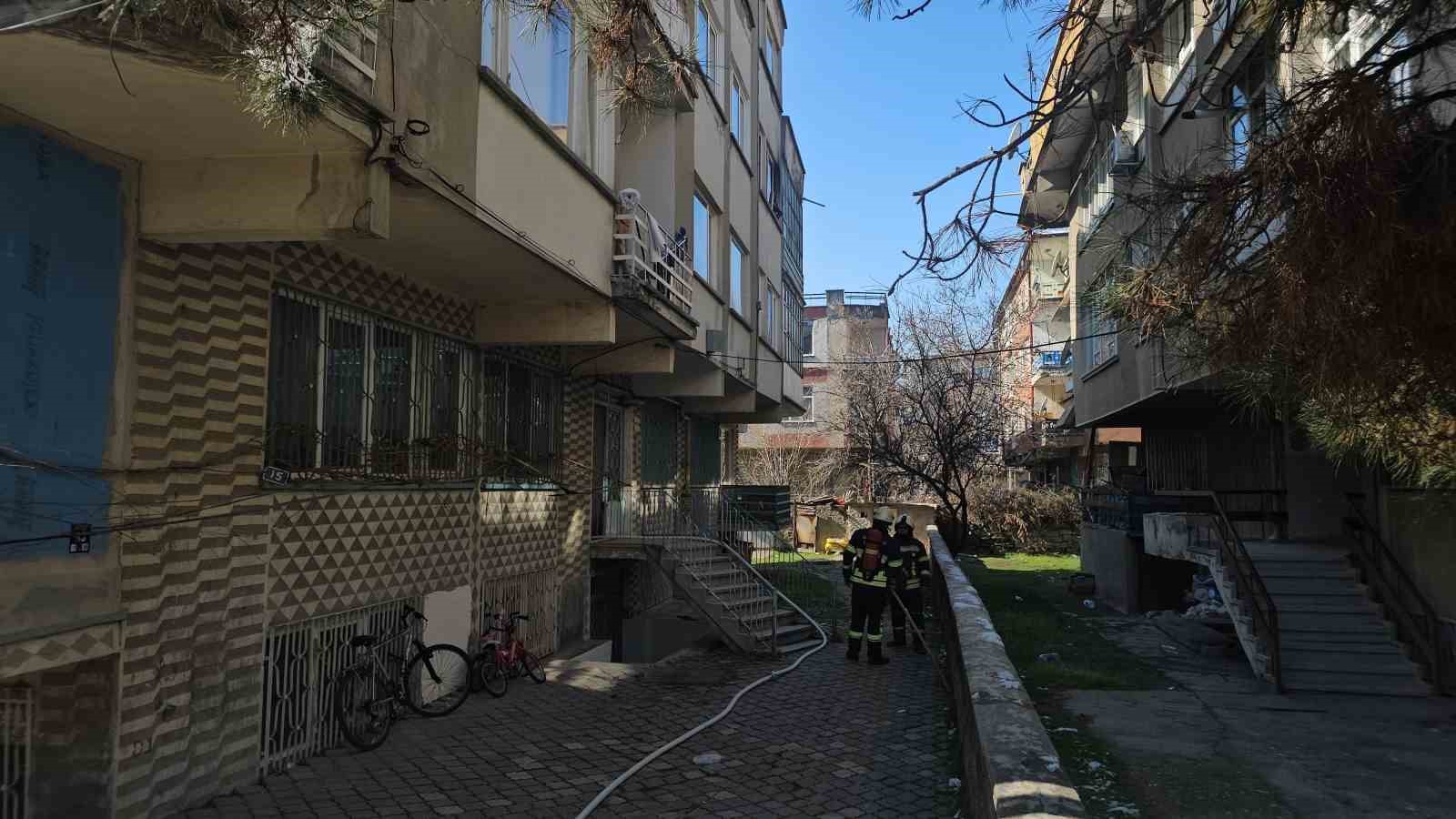 Kayseri’de apartman yangını ekiplerce söndürüldü
