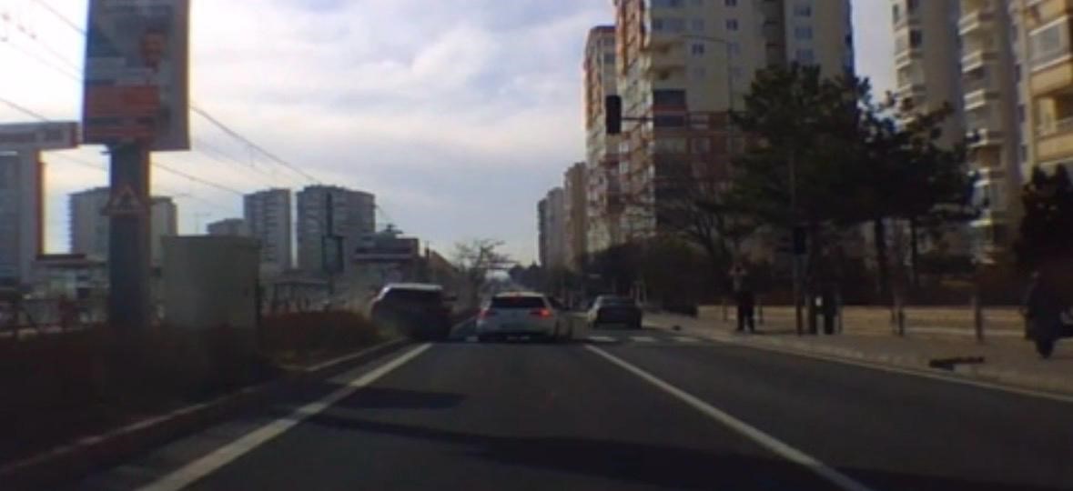 Kayseri’de aracın, refüjdeki yayaların arasına daldığı kazada kamerada
