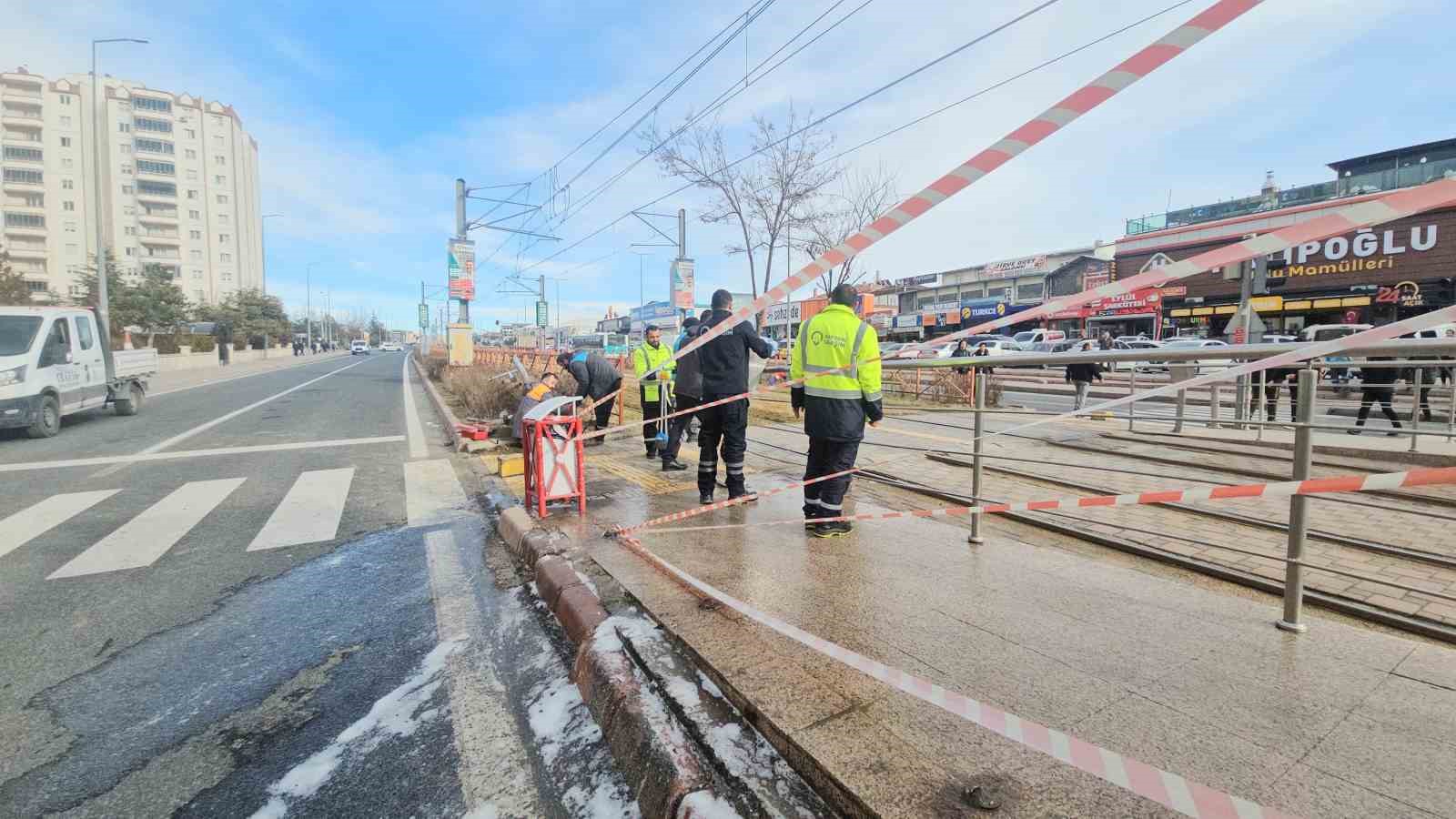 Kayseri’de aracın, refüjdeki yayaların arasına daldığı kazada kamerada
