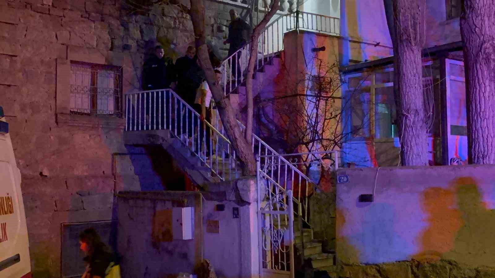 Kayseri’de bacağından yaralanan şahıs, ekiplerin ikazına rağmen tütün yaktı
