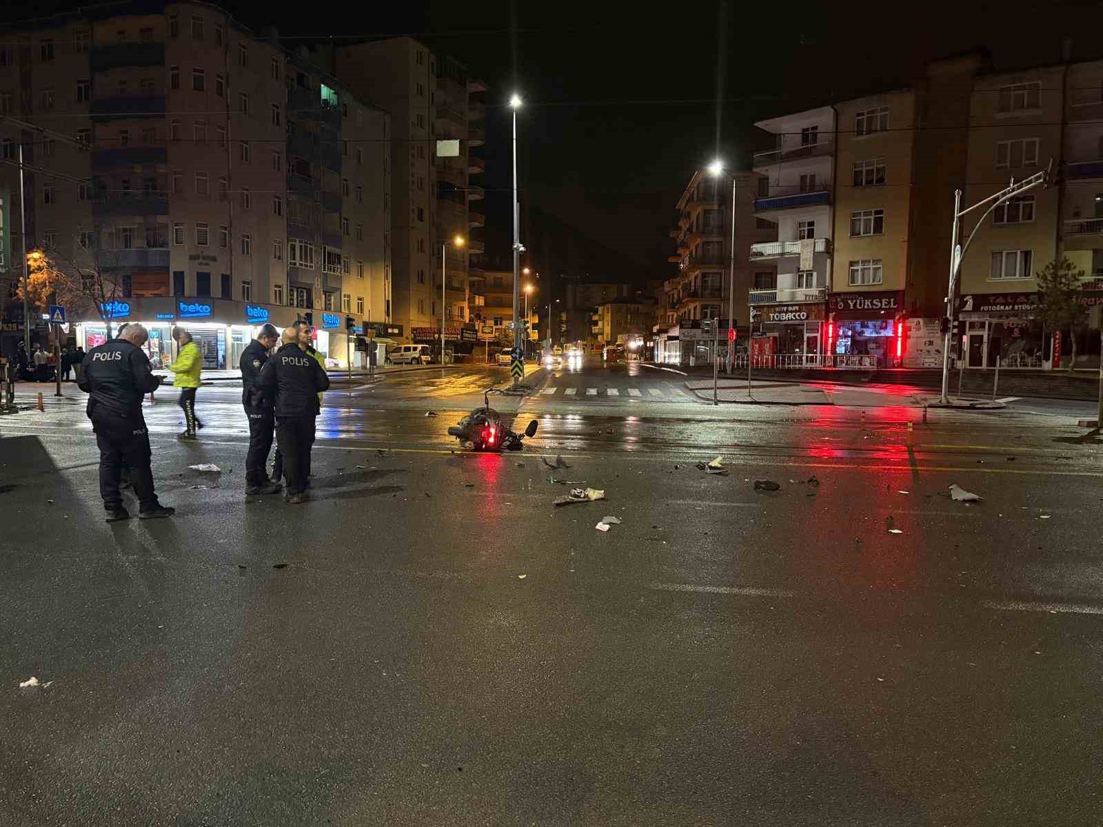 Kayseri’de ciple otomobil çarpıştı: 2 ağır yaralı
