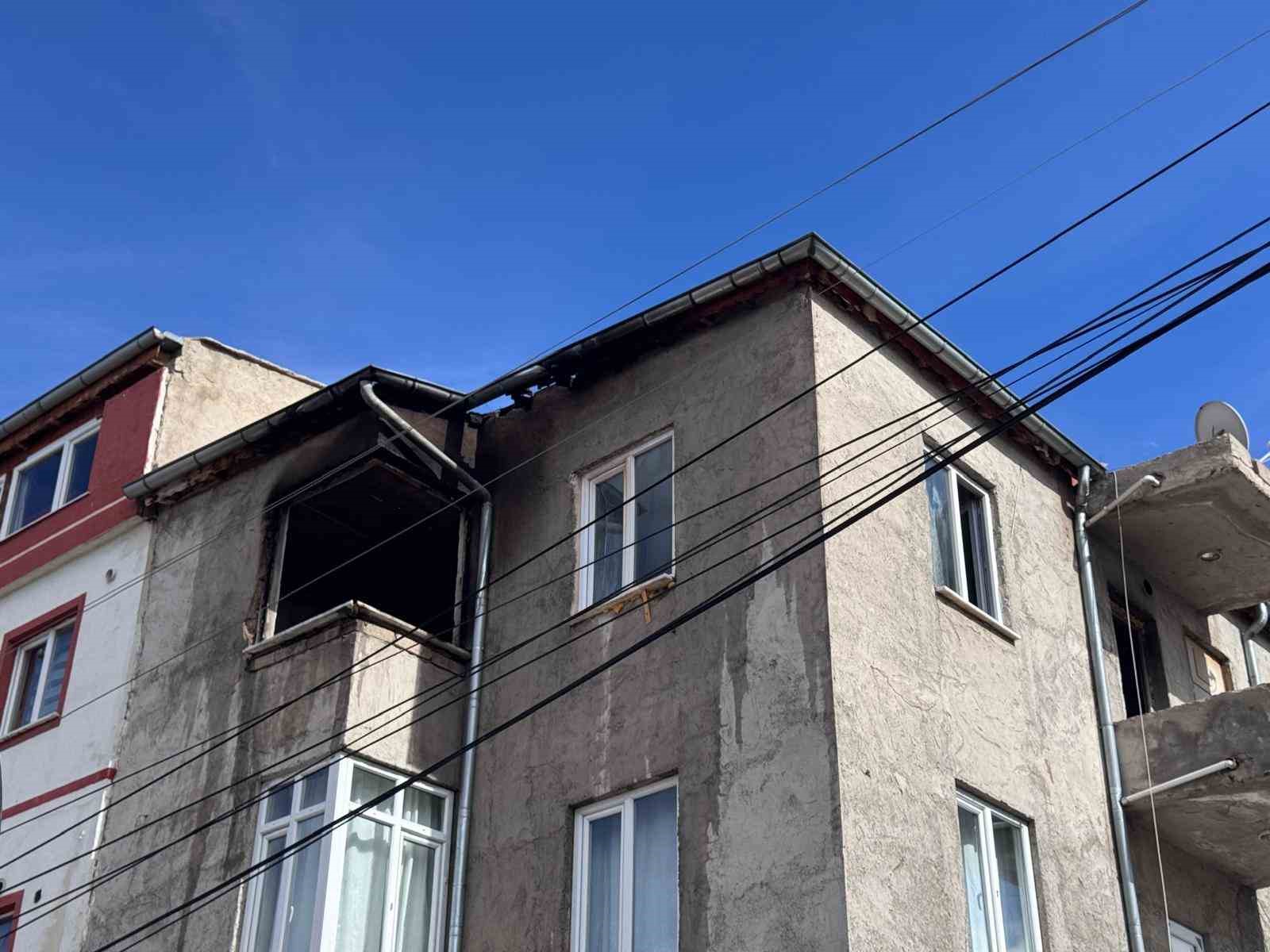 Kayseri’de ev yangını: 2 kişi dumandan etkilendi
