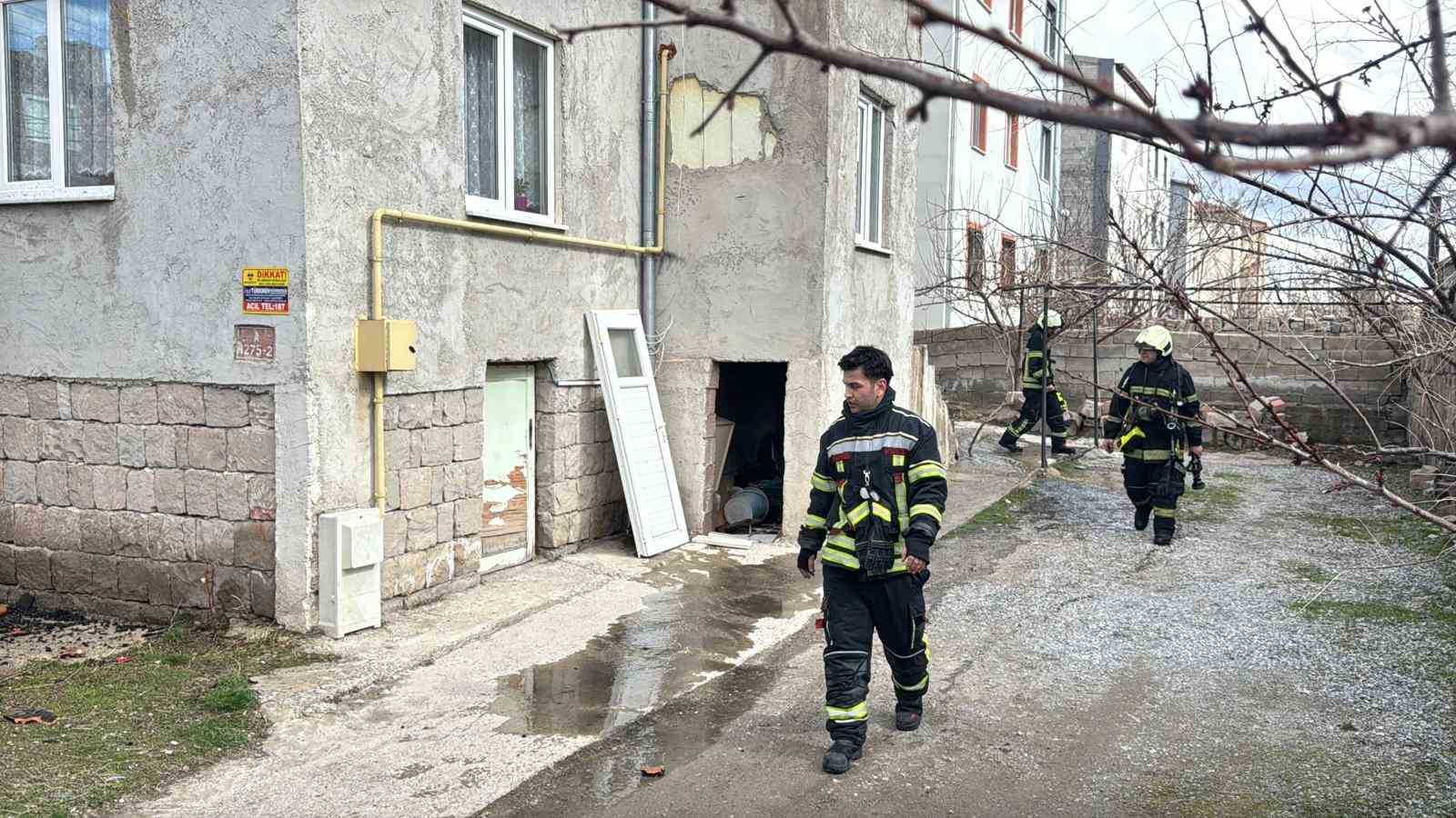Kayseri’de ev yangını: 2 kişi dumandan etkilendi
