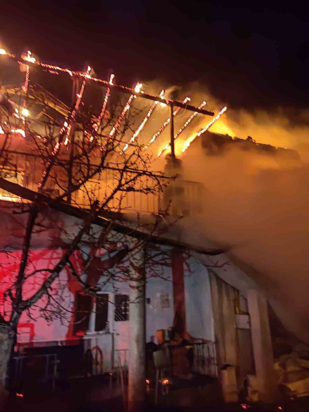 Kayseri’de ev yangını: Engelli kadın hayatını kaybetti, annesi yaralandı
