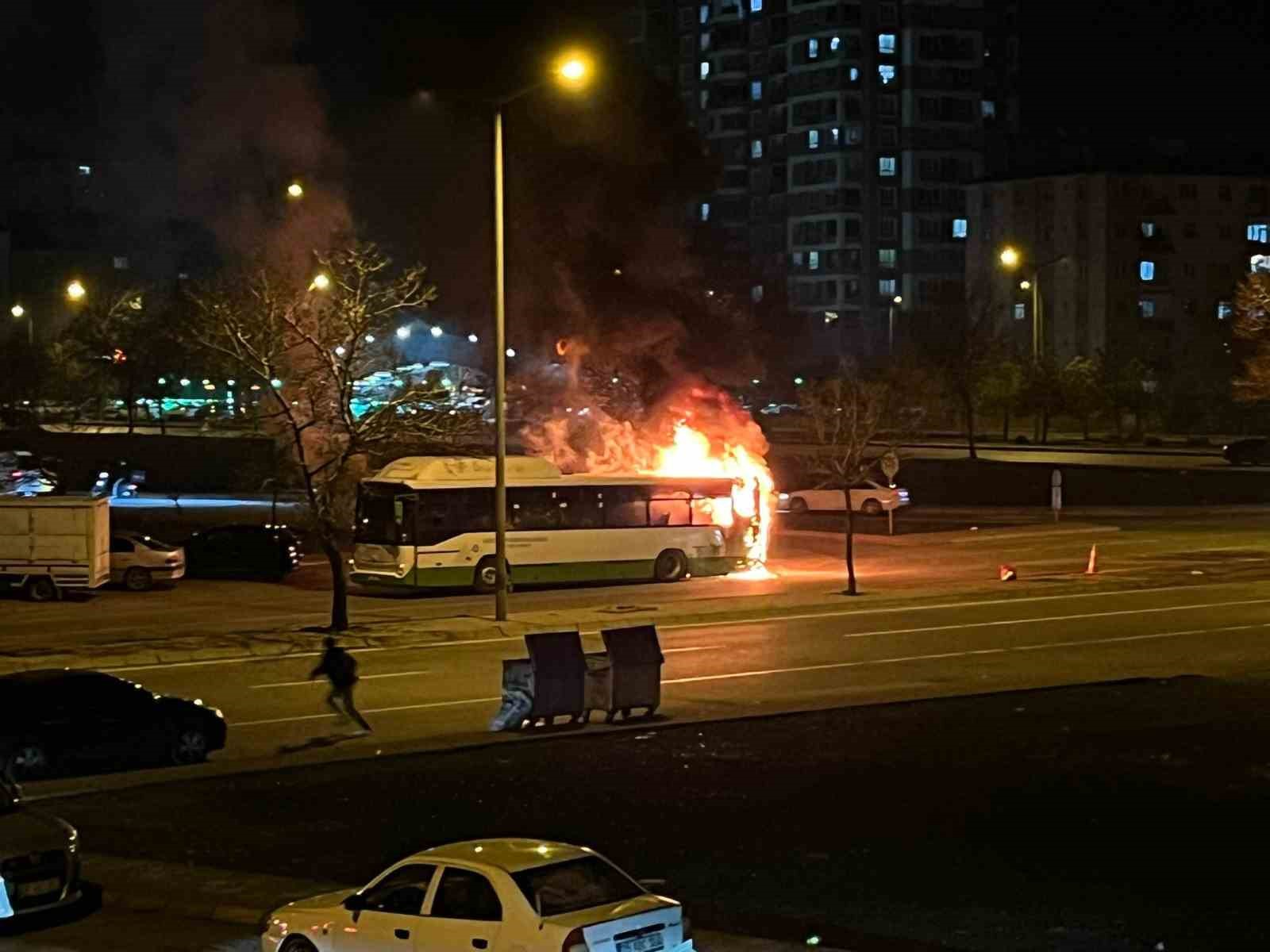Kayseri’de halk otobüsü alev aldı
