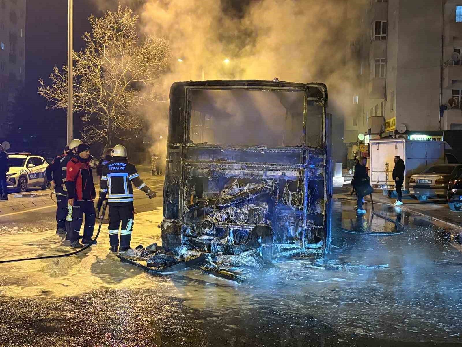Kayseri’de halk otobüsü alev aldı
