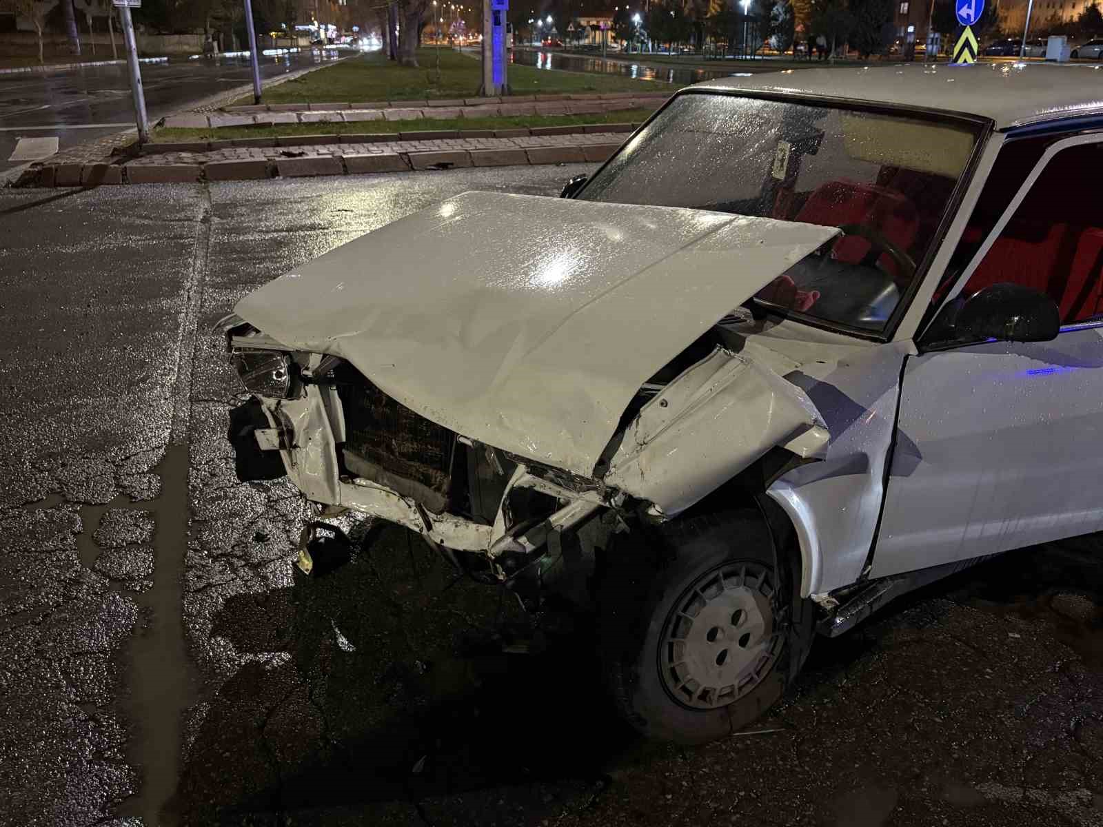 Kayseri’de iki otomobil çarpıştı: Tofaş kağıt gibi ezildi
