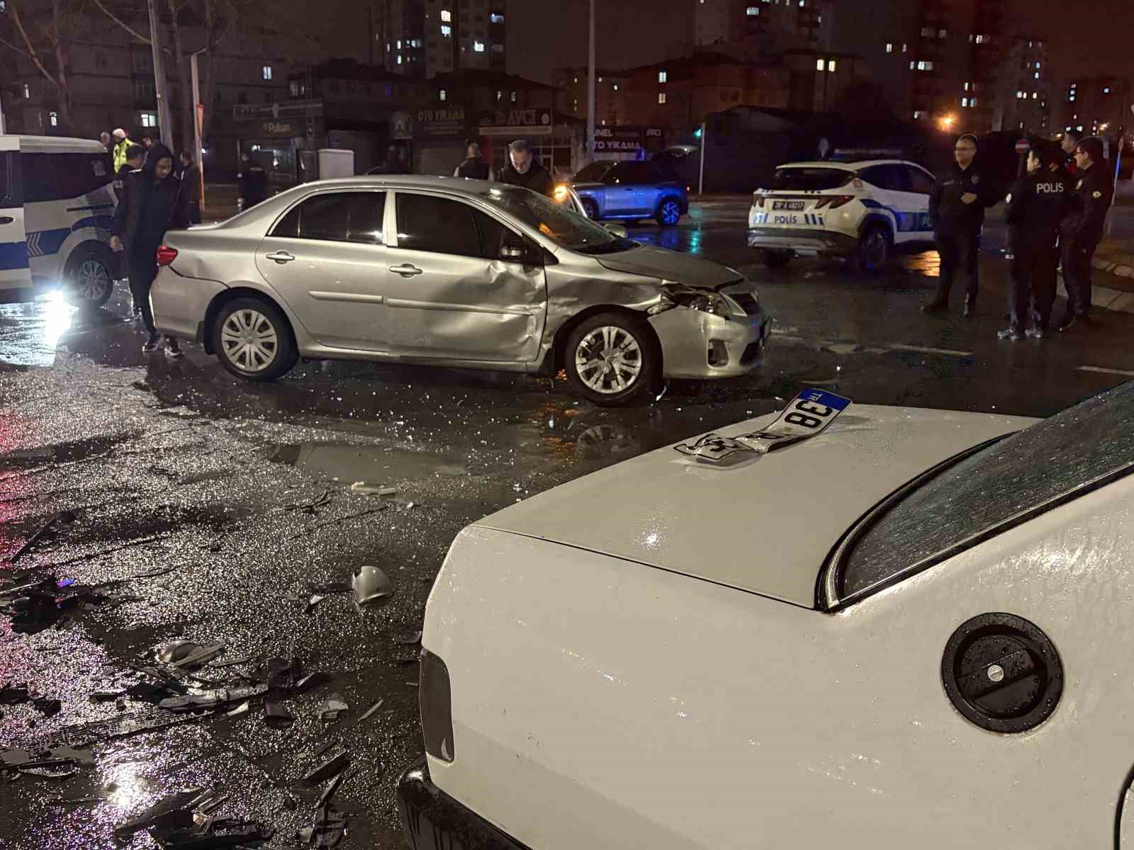 Kayseri’de iki otomobil çarpıştı: Tofaş kağıt gibi ezildi
